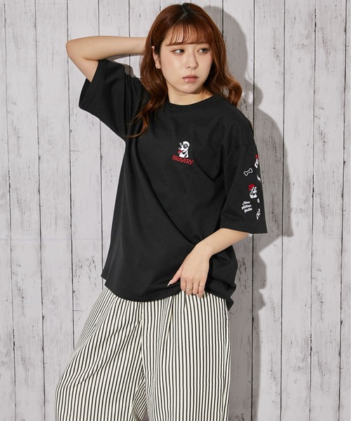 GORGE(ゴージ)の「《ドッグ刺繍×袖刺繍デザイン》Tシャツ/ストリート/春夏秋/全3色(Tシャツ/カットソー・レディース・ブラック/ホワイト/ネイビー・F)」の2枚目の写真