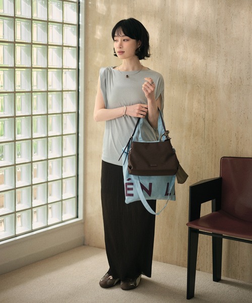 LAULEN（ローレン）の「asymmetry tuck sleeve loose tops /アシンメトリータックスリーブルーズトップス（Tシャツ/カットソー・レディース・ブルー/ブラック/ホワイト/レッド・FREE）」の5枚目の写真