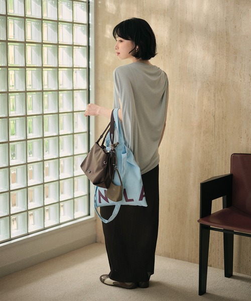 LAULEN（ローレン）の「asymmetry tuck sleeve loose tops /アシンメトリータックスリーブルーズトップス（Tシャツ/カットソー・レディース・ブルー/ブラック/ホワイト/レッド・FREE）」の7枚目の写真