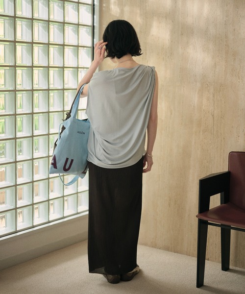 LAULEN（ローレン）の「asymmetry tuck sleeve loose tops /アシンメトリータックスリーブルーズトップス（Tシャツ/カットソー・レディース・ブルー/ブラック/ホワイト/レッド・FREE）」の8枚目の写真