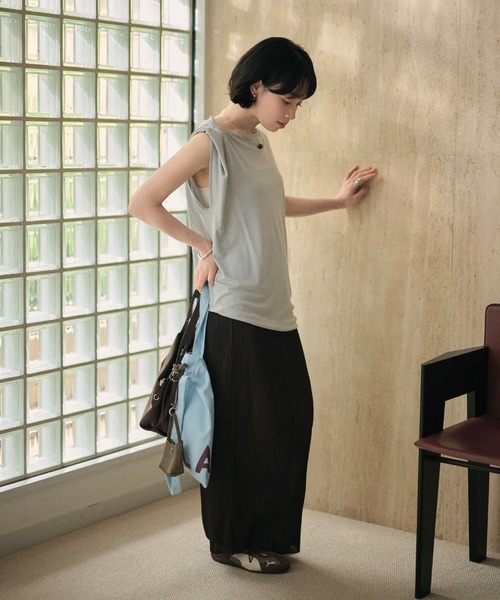 LAULEN（ローレン）の「asymmetry tuck sleeve loose tops /アシンメトリータックスリーブルーズトップス（Tシャツ/カットソー・レディース・ブルー/ブラック/ホワイト/レッド・FREE）」の10枚目の写真