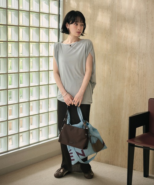 LAULEN（ローレン）の「asymmetry tuck sleeve loose tops /アシンメトリータックスリーブルーズトップス（Tシャツ/カットソー・レディース・ブルー/ブラック/ホワイト/レッド・FREE）」の11枚目の写真