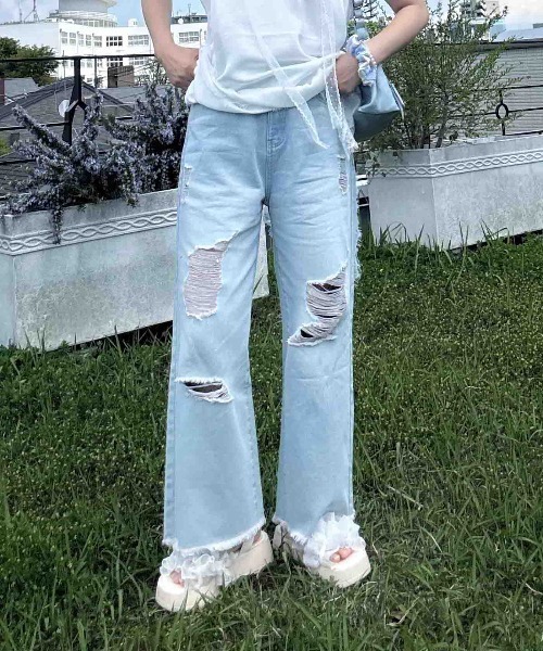 AS KNOW AS plus(アズノゥアズプラス)の「〇ダメージ加工 ルーズストレート デニムパンツ(デニムパンツ・レディース・ブラック系/ブルー系/サックスブルー系・FREE)」の3枚目の写真