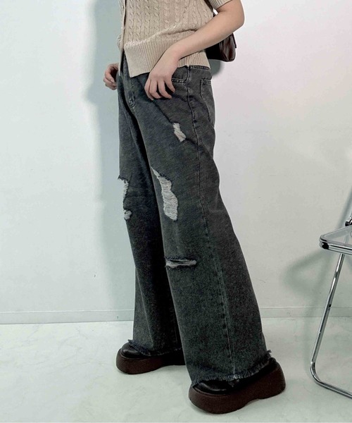 AS KNOW AS plus(アズノゥアズプラス)の「〇ダメージ加工 ルーズストレート デニムパンツ(デニムパンツ・レディース・ブラック系/ブルー系/サックスブルー系・FREE)」の4枚目の写真