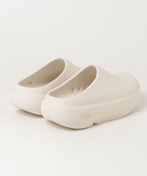 OOFOS(ウーフォス)の「【OOFOS】OOcloog+(サンダル・メンズ・ホワイト/ブラック・23/24/25/26/27/28)」の4枚目の写真