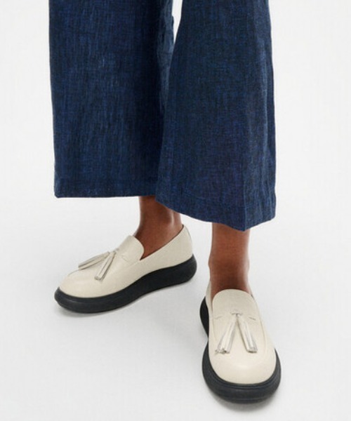 fitflop（フィットフロップ）の「iQ-COMFF タッセル レザー ローファー（ローファー・レディース・ブラック/ベージュ系・US5/US6.5/US6/US5.5/US8/US7.5/US7）」の3枚目の写真