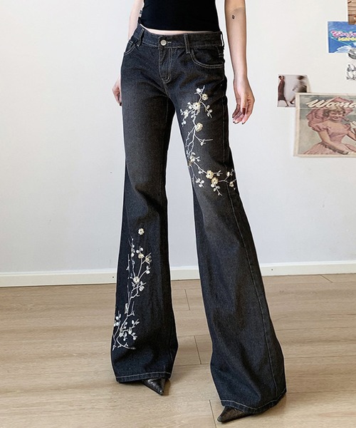 花刺繍フレアデニムパンツ（デニムパンツ）｜＆soiree（アンドソワレ