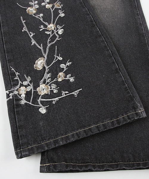 花刺繍フレアデニムパンツ（デニムパンツ）｜＆soiree（アンドソワレ