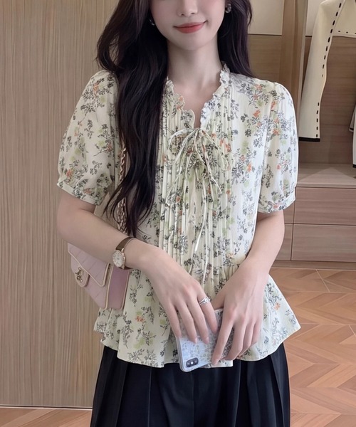 LUCPY(ラクピー)の「フラワープリントリボンブラウス(シャツ/ブラウス・レディース・ホワイト・XX-LARGE/X-LARGE/LARGE/MEDIUM)」の1枚目の写真