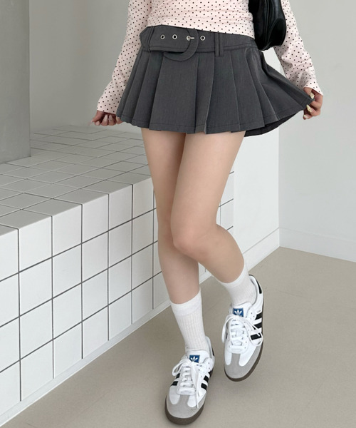 Ada.(エイダ)の「ベルトデザイン プリーツ ミニ スカパン(スカート・レディース・アイボリー/ベージュ/チャコール・FREE)」の5枚目の写真