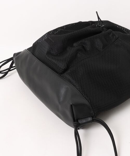 ADAM PATEK(アダムパテック)の「【ADAM PATEK】Leather trimmed mesh drawstring bag(バックパック/リュック・メンズ・ブラック・FREE)」の2枚目の写真