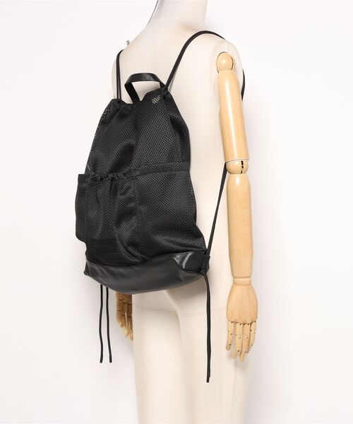 ADAM PATEK(アダムパテック)の「【ADAM PATEK】Leather trimmed mesh drawstring bag(バックパック/リュック・メンズ・ブラック・FREE)」の4枚目の写真