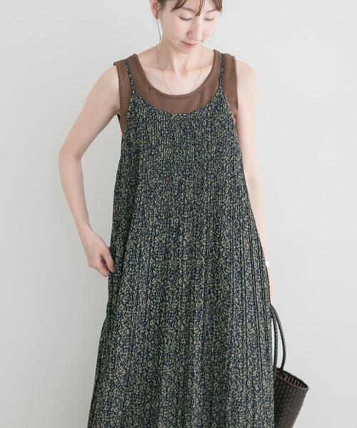 ITEMS URBANRESEARCH(アイテムズ アーバンリサーチ)の「プリーツプリントキャミワンピース(ワンピース・レディース・ネイビー/ブラック・FREE)」の2枚目の写真