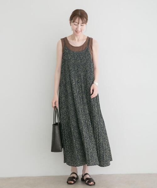 ITEMS URBANRESEARCH(アイテムズ アーバンリサーチ)の「プリーツプリントキャミワンピース(ワンピース・レディース・ネイビー/ブラック・FREE)」の16枚目の写真