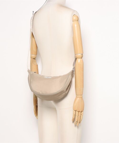 Guess(ゲス)の「【GUESS】ゲス GUESS JEANS CROSSBODY クロスボディショルダーバッグ(ショルダーバッグ・レディース・ベージュ/ブラック・FREE)」の6枚目の写真
