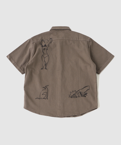 By Parra(バイパラ)の「by Parra Crooked face short sleeve shirt(シャツ/ブラウス・メンズ・ブラウン・MEDIUM)」の2枚目の写真