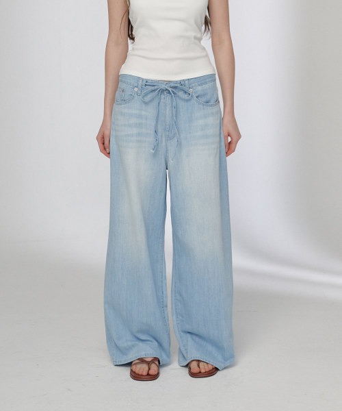 BUTTON UP(ボタンアップ)の「ニュークラシックストリングワイドデニムパンツ(ライトブルー)(デニムパンツ・レディース・その他・SMALL/MEDIUM/LARGE)」の1枚目の写真