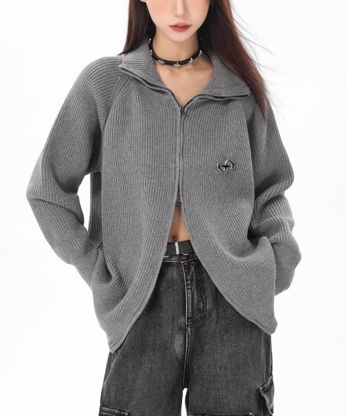 MASHIRO(マシロ)の「【MASHIRO】ルーズシルエットハイネックジップニットY2Kバッジ付き(MA/EKW123)(ニット/セーター・レディース・グレー/ブラック・FREE)」の1枚目の写真