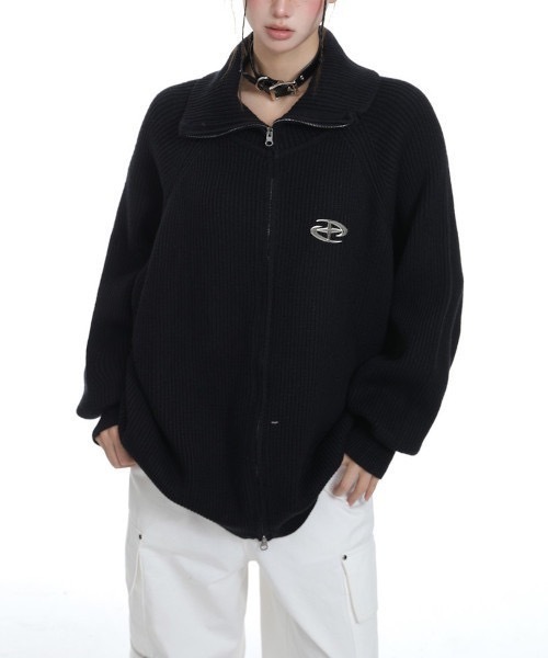 MASHIRO(マシロ)の「【MASHIRO】ルーズシルエットハイネックジップニットY2Kバッジ付き(MA/EKW123)(ニット/セーター・レディース・グレー/ブラック・FREE)」の3枚目の写真