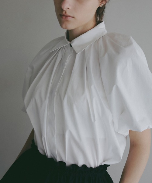 MANOF（マノフ）の「TUCK PUFF SLEEVE SHIRT（シャツ/ブラウス・レディース・ネイビー系/ホワイト/ホワイト系・F）」の2枚目の写真