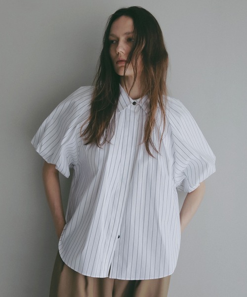MANOF（マノフ）の「TUCK PUFF SLEEVE SHIRT（シャツ/ブラウス・レディース・ネイビー系/ホワイト/ホワイト系・F）」の7枚目の写真