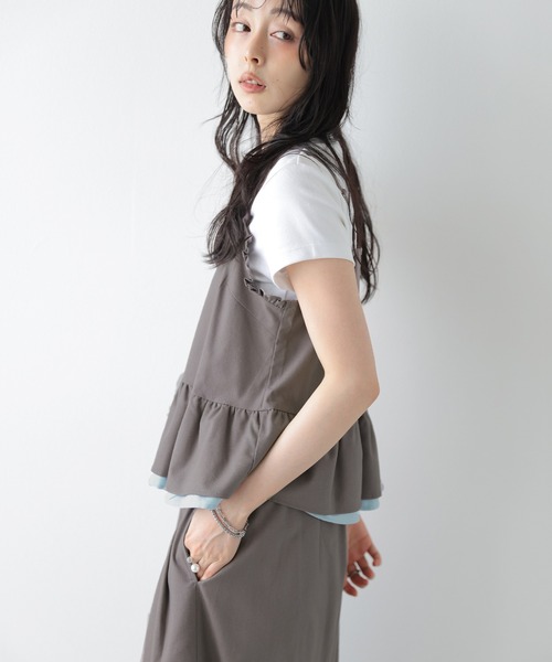 AMELY(エミリー)の「配色フリルペプラムセットアップ(セットアップ・レディース・ネイビー/カーキ/モカ・フリー)」の5枚目の写真
