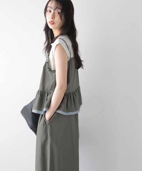 AMELY(エミリー)の「配色フリルペプラムセットアップ(セットアップ・レディース・ネイビー/カーキ/モカ・フリー)」の9枚目の写真