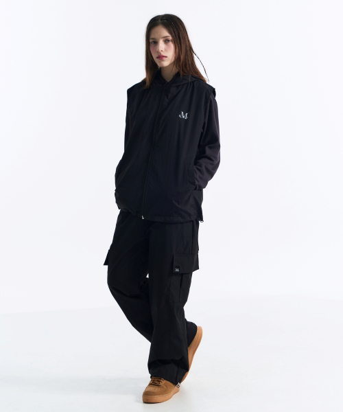 MUCENT(ムセント)の「テックナイロンフードベスト袖なしアノラックウインドブレーカー ベスト(ブラック、チャコール)(ベスト・レディース・ブラック/チャコール・FREE)」の12枚目の写真