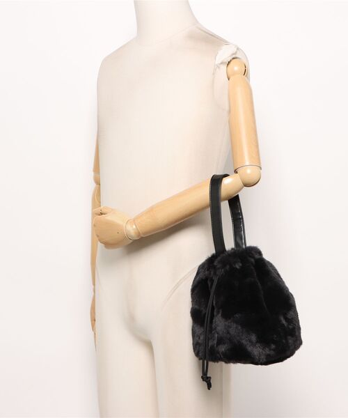 1PIU1UGUALE3  RELAX （ウノピゥウノウグァーレトレ リラックス）の「【1PIU1UGUALE3 RELAX】FUR DRAWSTRING BAG（ショルダーバッグ・メンズ・ブラック/ホワイト・FREE）」の6枚目の写真