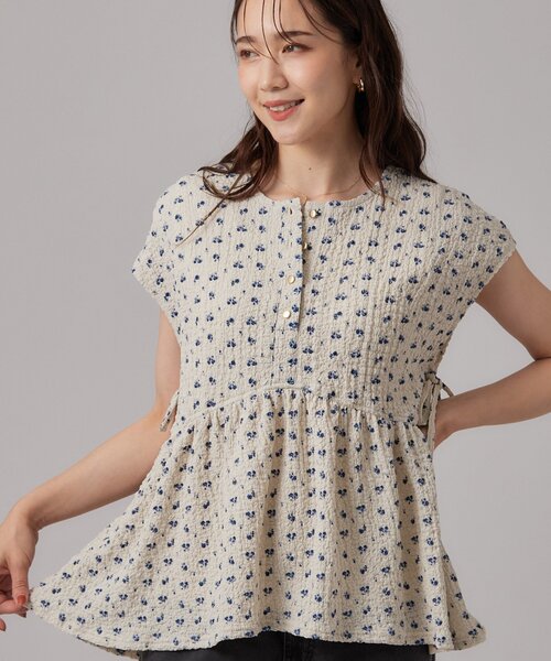 SHOO・LA・RUE(シューラルー)の「【S-LL/洗濯機可】サイドリボン付き ポコポコペプラムトップス(Tシャツ/カットソー・レディース・ダークグレー/サックスブルー/アイボリー系・04/03/02/01)」の1枚目の写真