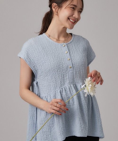 SHOO・LA・RUE(シューラルー)の「【S-LL/洗濯機可】サイドリボン付き ポコポコペプラムトップス(Tシャツ/カットソー・レディース・ダークグレー/サックスブルー/アイボリー系・04/03/02/01)」の2枚目の写真