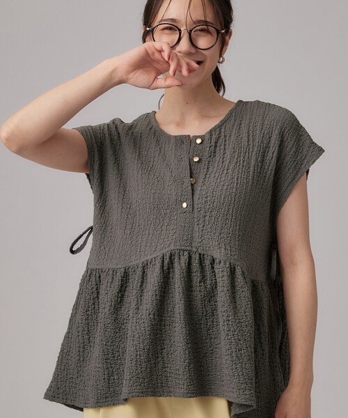 SHOO・LA・RUE(シューラルー)の「【S-LL/洗濯機可】サイドリボン付き ポコポコペプラムトップス(Tシャツ/カットソー・レディース・ダークグレー/サックスブルー/アイボリー系・04/03/02/01)」の3枚目の写真