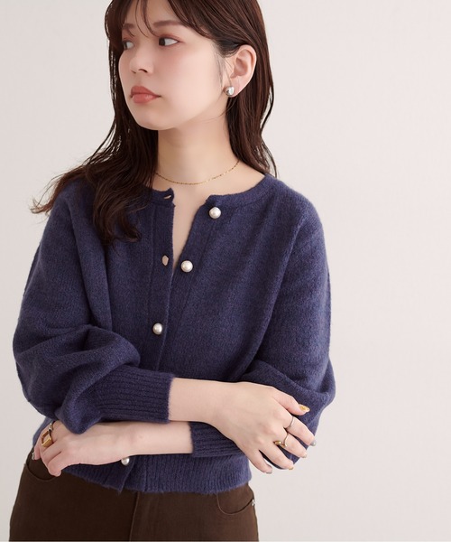 natural couture(ナチュラルクチュール)の「【ZOZO限定】パール釦クルーネックカーデ(カーディガン/ボレロ・レディース・グレー/ネイビー/ピンク系その他/モカ/ライトベージュ・FREE)」の4枚目の写真