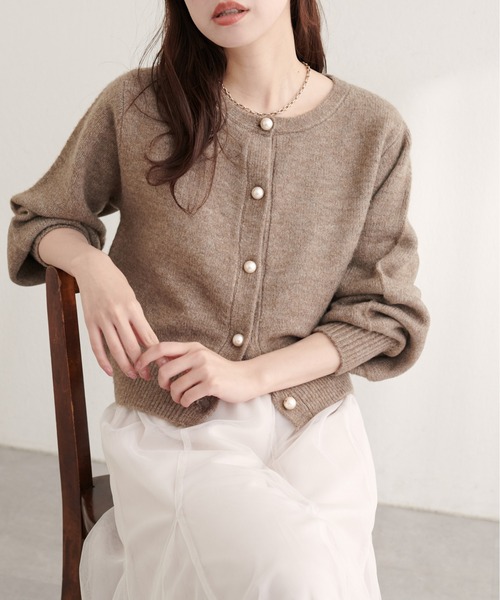 natural couture(ナチュラルクチュール)の「【ZOZO限定】パール釦クルーネックカーデ(カーディガン/ボレロ・レディース・グレー/ネイビー/ピンク系その他/モカ/ライトベージュ・FREE)」の2枚目の写真
