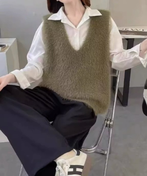 CHUL(チュル)の「シャギーVネックニットベスト(ベスト・レディース・ブラウン/グレー/アイボリー/ホワイト/ブラック/グリーン・FREE)」の6枚目の写真