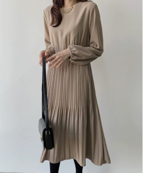 CHUL(チュル)の「プリーツ切替ロングワンピース(ワンピース・レディース・ブラック/ベージュ/グレー・MEDIUM/XX-LARGE/X-LARGE/LARGE)」の3枚目の写真