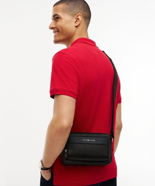 TOMMY HILFIGER(トミーヒルフィガー)の「セントラルリポーターバッグ(ボディバッグ/ウエストポーチ・メンズ・ブラック・FREE)」の2枚目の写真