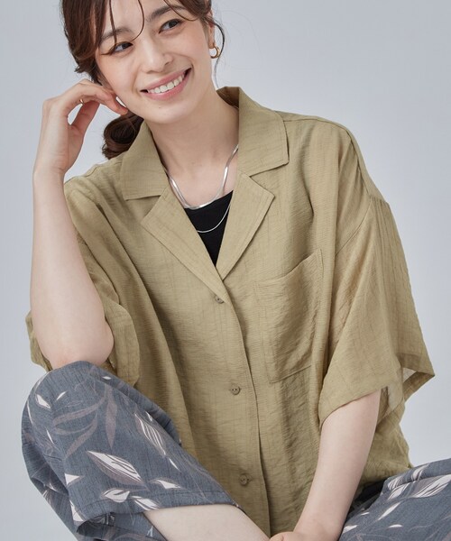SHOO・LA・RUE（シューラルー）の「【S-LL/洗濯機可】抜け感たっぷり 程よい透け感のポケット付きシャツ（シャツ/ブラウス・レディース・ブラウン系/ライトイエロー系/チャコールグレー・02/01/03/04）」の2枚目の写真