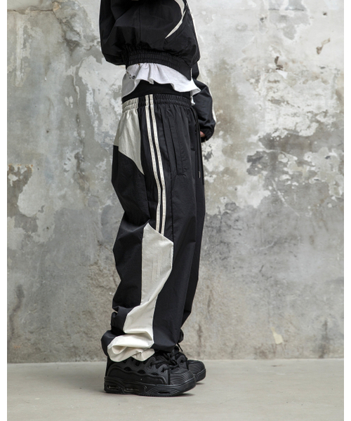 ROARINGRAD(ロアリングラド)の「26パネルトラックパンツブラック(スウェットパンツ・レディース・その他・MEDIUM/LARGE)」の4枚目の写真