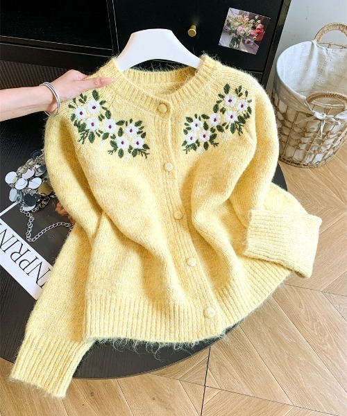 AMAJI（アマジ）の「ジャカード ニットカーディガン（カーディガン/ボレロ・レディース・パープル/ベージュ/イエロー/ライトブルー・FREE）」の4枚目の写真