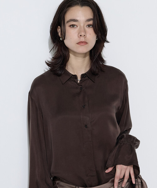 K.T KIYOKO TAKASE(キヨコタカセ)の「キュプラレーヨンフィブリルサテン ブラウス(シャツ/ブラウス・レディース・ブラウン/アイボリー/ブルー・7号/9号)」の2枚目の写真