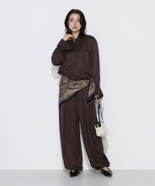 K.T KIYOKO TAKASE(キヨコタカセ)の「キュプラレーヨンフィブリルサテン ブラウス(シャツ/ブラウス・レディース・ブラウン/アイボリー/ブルー・7号/9号)」の8枚目の写真