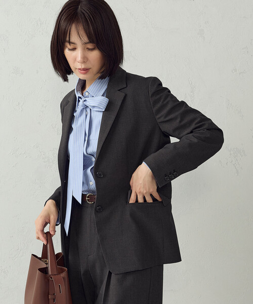 COMME CA ISM(コムサイズム)の「シアバター TRストレッチ シングルジャケット(テーラードジャケット・レディース・チャコール/グレー・L/M)」の1枚目の写真