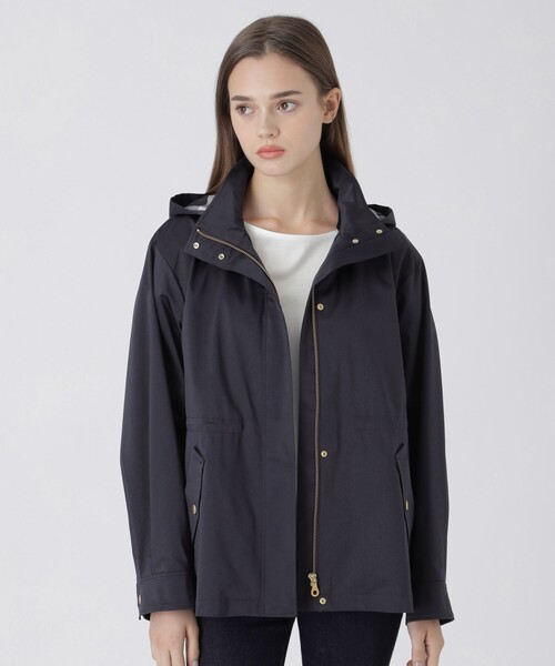 BLUE LABEL CRESTBRIDGE(ブルーレーベルクレストブリッジ)の「【はっ水】マウンテンパーカー(ブルゾン・レディース・ダークネイビー/ライトベージュ・40/38/36)」の1枚目の写真