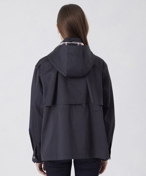 BLUE LABEL CRESTBRIDGE(ブルーレーベルクレストブリッジ)の「【はっ水】マウンテンパーカー(ブルゾン・レディース・ダークネイビー/ライトベージュ・40/38/36)」の6枚目の写真