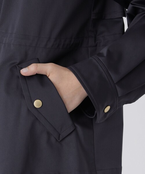 BLUE LABEL CRESTBRIDGE(ブルーレーベルクレストブリッジ)の「【はっ水】マウンテンパーカー(ブルゾン・レディース・ダークネイビー/ライトベージュ・40/38/36)」の9枚目の写真
