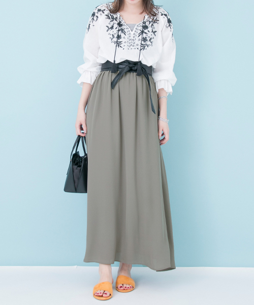 URBAN RESEARCH（アーバンリサーチ）の「ギャザーロングスカート（スカート・レディース・カーキ/その他1・FREE）」の2枚目の写真
