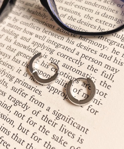 SPINNS（スピンズ）の「ミニフープピアス（ピアス（両耳用）・メンズ・シルバー/ゴールド/その他1/ガンメタ/シルバー系その他/ブラック系その他/ゴールド系その他・ONESIZE）」の11枚目の写真