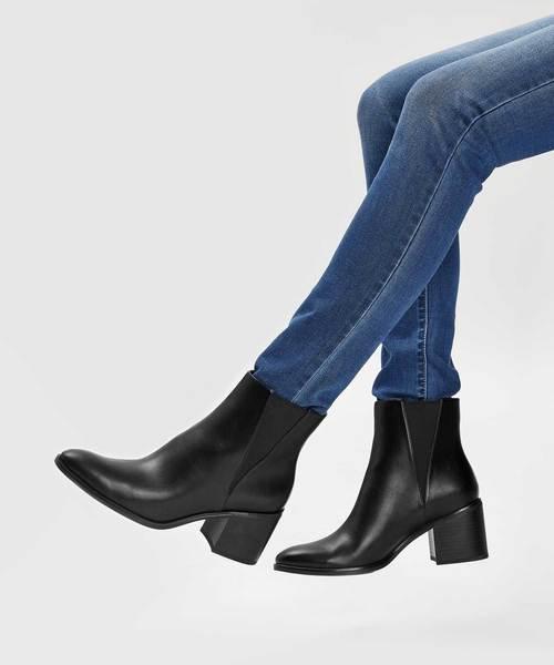 CHARLES & KEITH(チャールズ & キース)の「クラシック ブロックヒールブーツ / Classic Block Heel Boots(ブーツ・レディース・ブラック/ダークブルー/スモークピンク・23cm/23.5cm/24.5cm/25cm)」の21枚目の写真