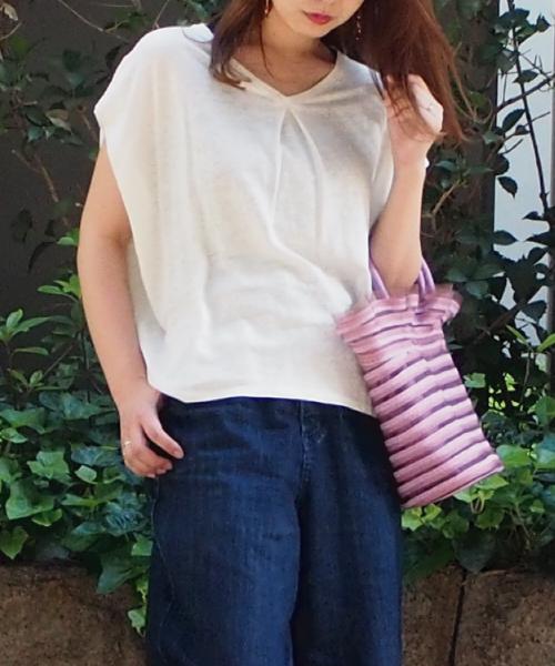 INTERPLANET(インタープラネット)の「麻100%天竺肩タックフレンチ袖プルオーバー(Tシャツ/カットソー・レディース・チャコールグレー/グレー/オフホワイト・FREE)」の1枚目の写真